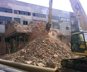 Снос жилых зданий и промышленных сооружений.