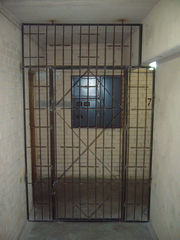 Металлические перегородки,  ограждения,  монтаж дверей.