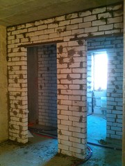 Каменщик кладка кирпича.