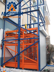 Грузовой лифт предупреж дением травмирования людей ЛИФТПРОМ
