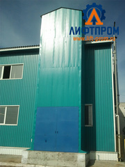 Мачта подъемника собирается из нижней и рядовых секций и крепится к оп